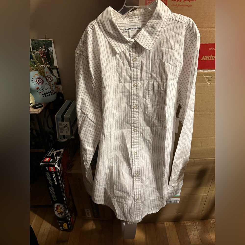 Amazon Essentials Women's Classic-Fit Long-Sleeve Button-Down Poplin Shirt